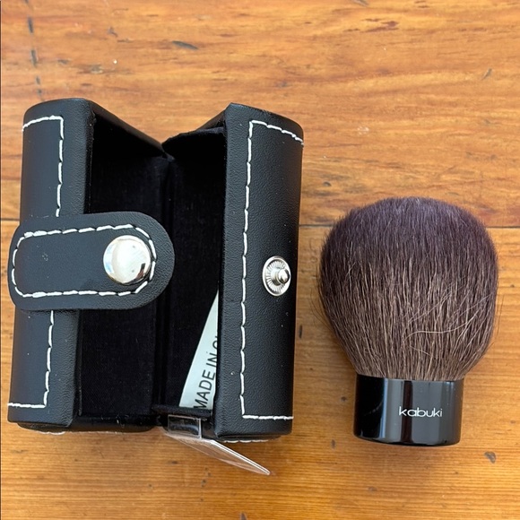 Beauty 360 NWT | Kabuki Brush with Black Leather Case - Picture 1 of 11
